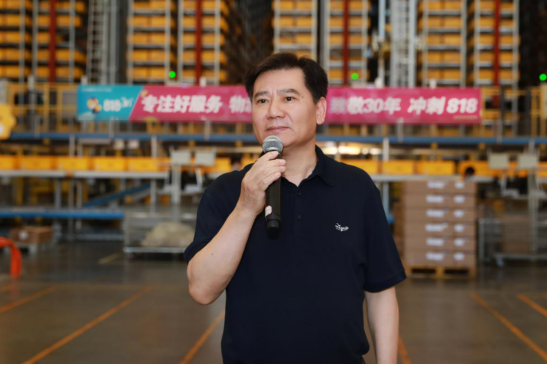 818张近东一线谈服务：要让用户“占便宜” 不让员工“受委屈”(图1)