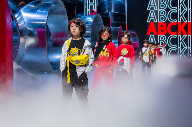 谁将引领儿童鞋服时尚？看ABC KIDS2020春季新品闪耀，潮流律动(图1)
