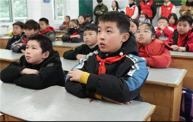 2025媒体管家 :让遵义精神在青少年心中落地生根——一叶红船,逐梦未来宣讲团走进中小学(图1) 2025媒体管家 :让遵义精神在青少年心中落地生根——一叶红船,逐梦未来宣讲团走进中小学(图1)