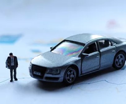 媒体管家官网 ：DeepSeek开年火爆 AI技术助推车企智能化进程(图1)