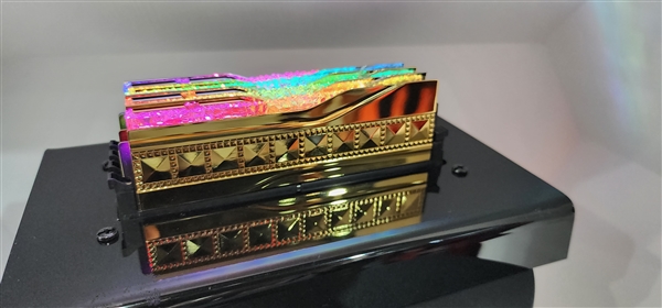 芝奇把内存做出了皇家的感觉！无比耀眼的土豪金(图1)