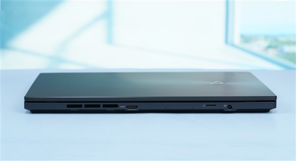 14英寸机身塞下18英寸屏!华硕灵耀X 双屏Pro 2023图赏(图7) 14英寸机身塞下18英寸屏!华硕灵耀X 双屏Pro 2023图赏(图7)