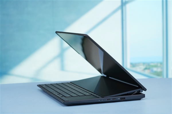 14英寸机身塞下18英寸屏!华硕灵耀X 双屏Pro 2023图赏(图6) 14英寸机身塞下18英寸屏!华硕灵耀X 双屏Pro 2023图赏(图6)