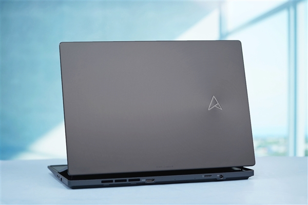 14英寸机身塞下18英寸屏!华硕灵耀X 双屏Pro 2023图赏(图4) 14英寸机身塞下18英寸屏!华硕灵耀X 双屏Pro 2023图赏(图4)