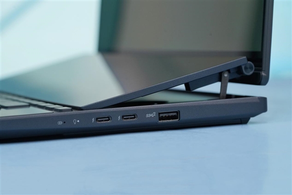 14英寸机身塞下18英寸屏!华硕灵耀X 双屏Pro 2023图赏(图15) 14英寸机身塞下18英寸屏!华硕灵耀X 双屏Pro 2023图赏(图15)