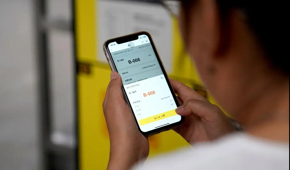 1722498417647759.png 一柜难求,人气火爆,众多媒体到场报道!小铁智能寄存柜携手上海地铁打造出行轻体验(图6)